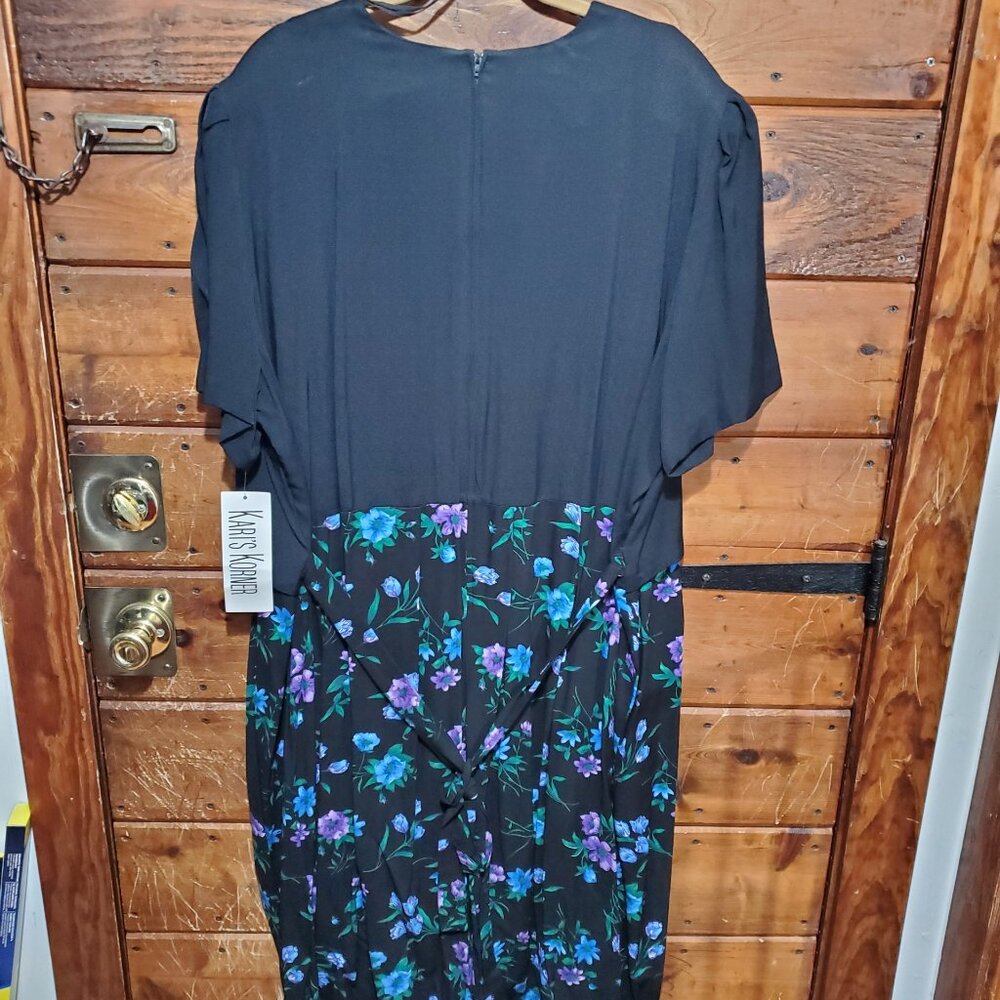 Woman's Plus Size Black Flower Dress - Picture 5 of 9